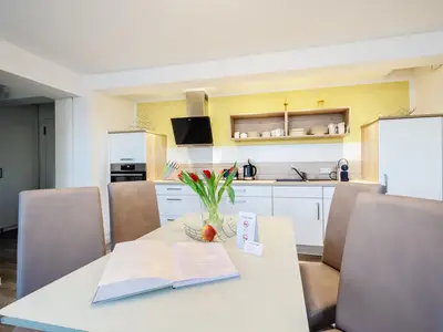 Wohnzimmer: Schlafsofa, TV, Essbereich, Zugang zum Balkon