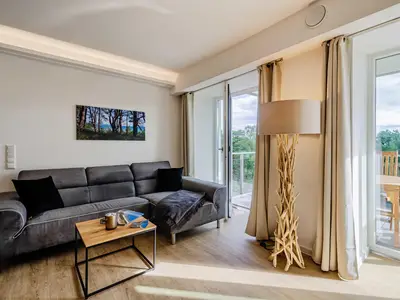 Wohnzimmer: Sofa, TV, Zugang zum Balkon