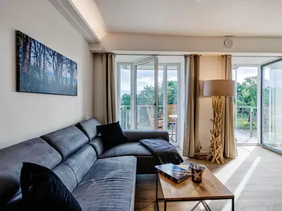 Wohnzimmer: Sofa, TV, Zugang zum Balkon