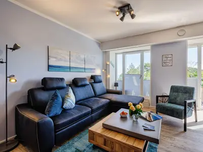 Wohnzimmer: Sofa, TV, Essbereich, Zugang zum Balkon