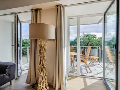 Wohnzimmer: Sofa, TV, Zugang zum Balkon