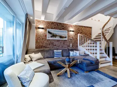 Wohnzimmer: Schlafsofa, TV, Essbereich, Zugang zur Terrasse