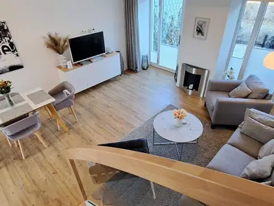 Wohnzimmer: Sitzecke, TV, Essbereich, Zugang zur Terrasse