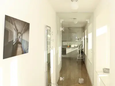 Wohnzimmer: Schlafsofa, TV, Zugang zum Balkon