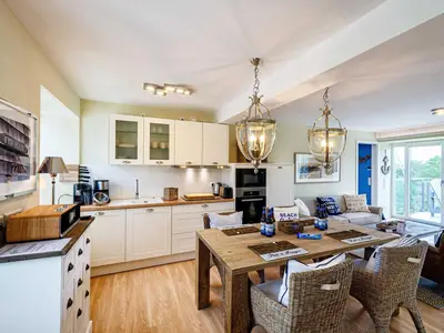 Wohnbereich/Essbereich: Sofa, TV, Treppenaufgang zur Dachterrasse, Zugang zum Balkon