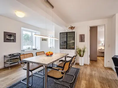 Wohnzimmer: Schlafsofa, TV, Zugang zum Balkon