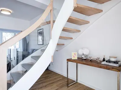 Wohnzimmer: Sitzecke, TV, Essbereich, Zugang zur Terrasse