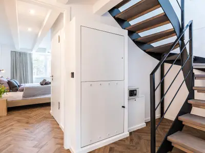 Wohn/Essbereich: Schlafsofa, Smart-TV, Zugang zum Balkon mit Strandkorb, Tisch und Stühlen