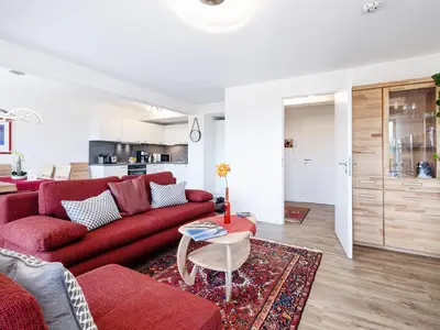 Wohnzimmer: Schlafsofa und Sessel, TV, Essbereich, Zugang zum Balkon
