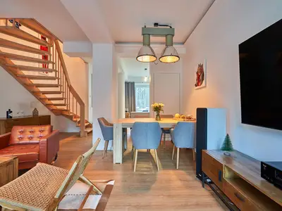 Wohn/Essbereich: Sofa, Sitzbereich, Essbereich, Flach-TV, Zugang zur Terrasse