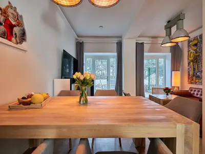 Wohn/Essbereich: Sofa, Sitzbereich, Essbereich, Flach-TV, Zugang zur Terrasse