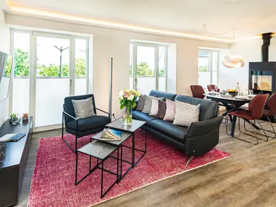 Wohnbereich/Essbereich: Sofa, TV, Beschattungs-Plissess, Treppenaufgang zur Dachterrasse, Zugang zum Balkon