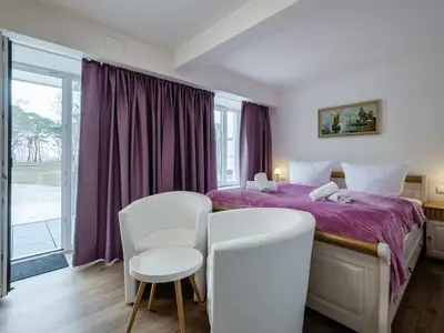 Schlafzimmer 1: Doppelbett (160x200), TV, Zugang zum Balkon