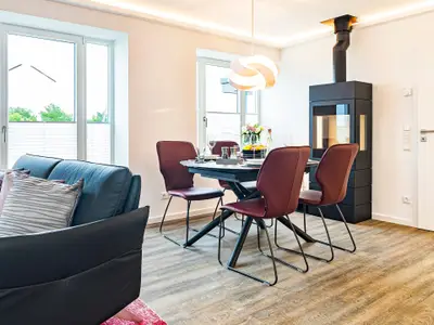 Wohnbereich/Essbereich: Sofa, TV, Beschattungs-Plissess, Treppenaufgang zur Dachterrasse, Zugang zum Balkon