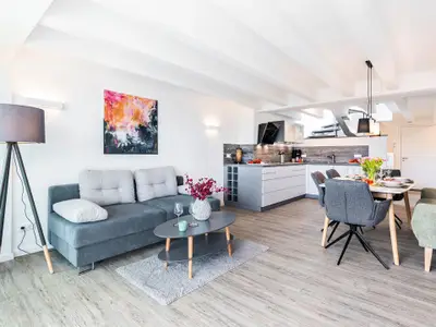 Wohn-/Essbereich: Sofa, Sitzgruppe, Essbereich, TV, Zugang zum Balkon