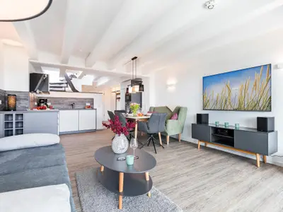 Wohn-/Essbereich: Sofa, Sitzgruppe, Essbereich, TV, Zugang zum Balkon