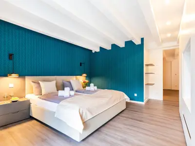 Schlafzimmer 1 (Seeseite): 1 Doppelbett (180x200), TV, Zugang zum Balkon