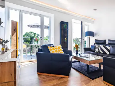 Wohnbereich/Essbereich: Schlafsofa (140x200), TV, Zugang zum Balkon