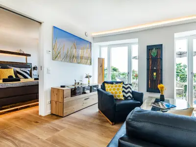 Wohnbereich/Essbereich: Schlafsofa (140x200), TV, Zugang zum Balkon