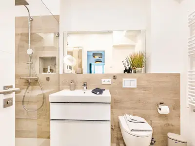 Badezimmer 1: Regendusche, WC, Waschbecken, Haartrockner