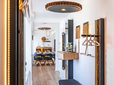 - Wohnbereich/Essbereich: Schlafsofa (140x200), TV, Zugang zum Balkon