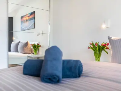 Schlafzimmer 1: Doppelbett (180x200), TV, Zugang zum Balkon, - Blick Richtung Meer