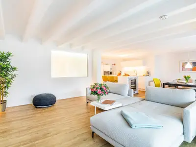 Wohn/Essbereich: Sofa, Sitzbereich, Essbereich, TV Flachbild, Zugang zum Balkon, Loungemöbel auf dem Balkon