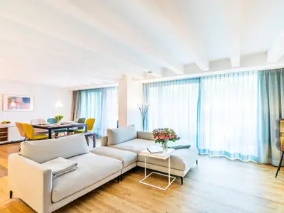 Wohn/Essbereich: Sofa, Sitzbereich, Essbereich, TV Flachbild, Zugang zum Balkon, Loungemöbel auf dem Balkon