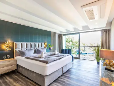 Schlafzimmer 1: Doppelbett (180x200), Kleiderschrank, Ausblick zur Meerseite, Smart -TV, Zugang zum Balkon, Insektenschu