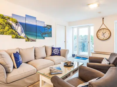 Wohn-/Essbereich: Sofa, Smart-TV, Essbereich, Treppenaufgang zur Dachterrasse, Zugang zum Balkon