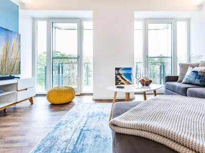 Wohnzimmer: Schlafsofa, TV, Zugang zum Balkon