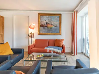 Wohnzimmer: Sitzgruppe mit Couchtisch, LED-Flachfernseher, WLAN, Kabel