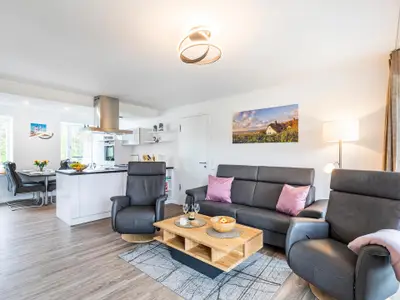 Wohnzimmer: Sofa, 2 Sessel, TV, Zugang zum Balkon
