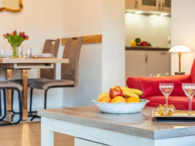 Wohnzimmer: Couch, TV, Essbereich, Zugang zum Balkon