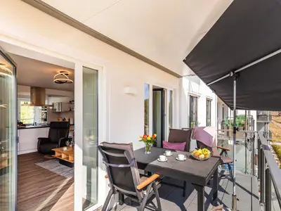 Balkon mit Sitzmöglichkeiten, Blick Richtung Meer