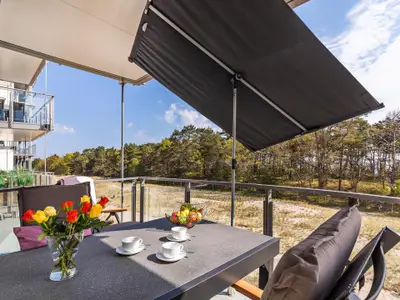 Balkon mit Sitzmöglichkeiten, Blick Richtung Meer