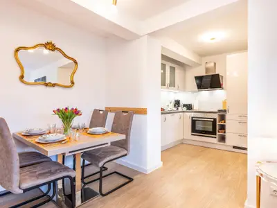 Wohnzimmer: Couch, TV, Essbereich, Zugang zum Balkon