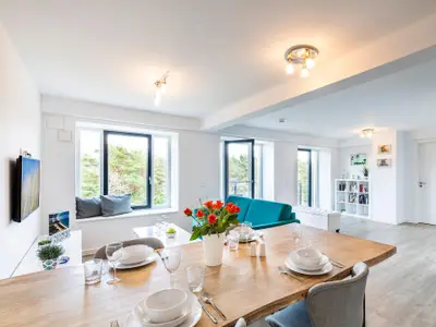 Wohnzimmer: Schlafcouch, TV, Essbereich, Zugang zum Balkon