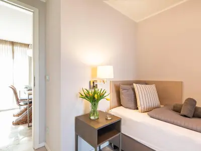 Schlafzimmer 2: Einzelbett (90x200), Kleiderschrank, Schreibtisch