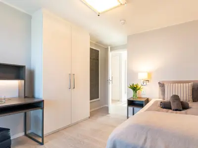 Schlafzimmer 2: Einzelbett (90x200), Kleiderschrank, Schreibtisch