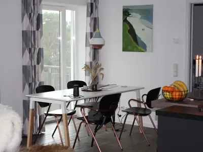 Wohnzimmer: Sofa, TV, Essbereich, Zugang zum Balkon