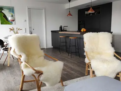 Wohnzimmer: Sofa, TV, Essbereich, Zugang zum Balkon