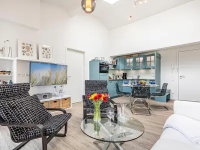 Wohnzimmer: Sofa, TV, Zugang zum Balkon