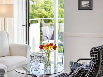 Wohnzimmer: Sofa, TV, Zugang zum Balkon