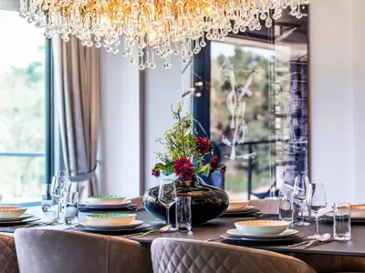 Wohn/Essbereich: 2 Sofas, Sitzbereich, electr. Kamin, Essbereich, TV, Zugang zum Balkon