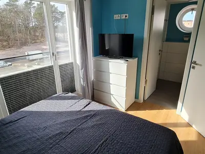 Schlafzimmer 1: Doppelbett (180x200), Smart-TV, Plissees und Gardinen