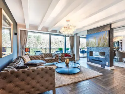 Wohn/Essbereich: 2 Sofas, Sitzbereich, electr. Kamin, Essbereich, TV, Zugang zum Balkon