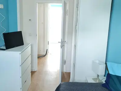 Schlafzimmer 2: Einzelbett (80x200) mit rausziehbarem Unterbett (80x200), Smart-TV, Plissees und Gardinen