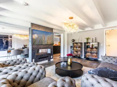 Wohn/Essbereich: 2 Sofas, Sitzbereich, electr. Kamin, Essbereich, TV, Zugang zum Balkon