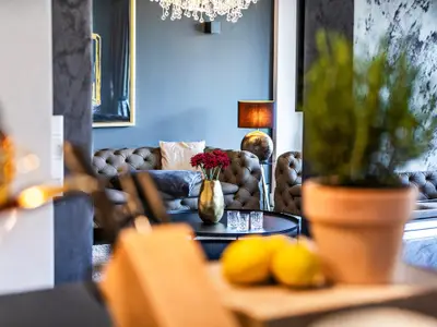 Wohn/Essbereich: 2 Sofas, Sitzbereich, electr. Kamin, Essbereich, TV, Zugang zum Balkon